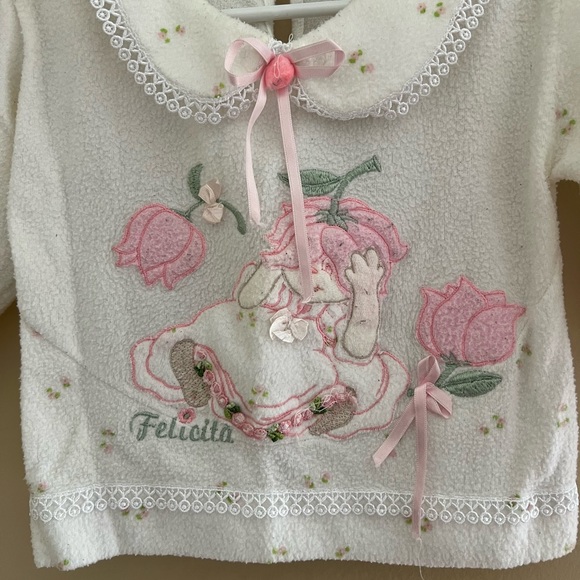 ◻️FELICITA: Girl size 0, white fuzzy pullover with floral accent, preowned◻️ - Picture 5 of 8